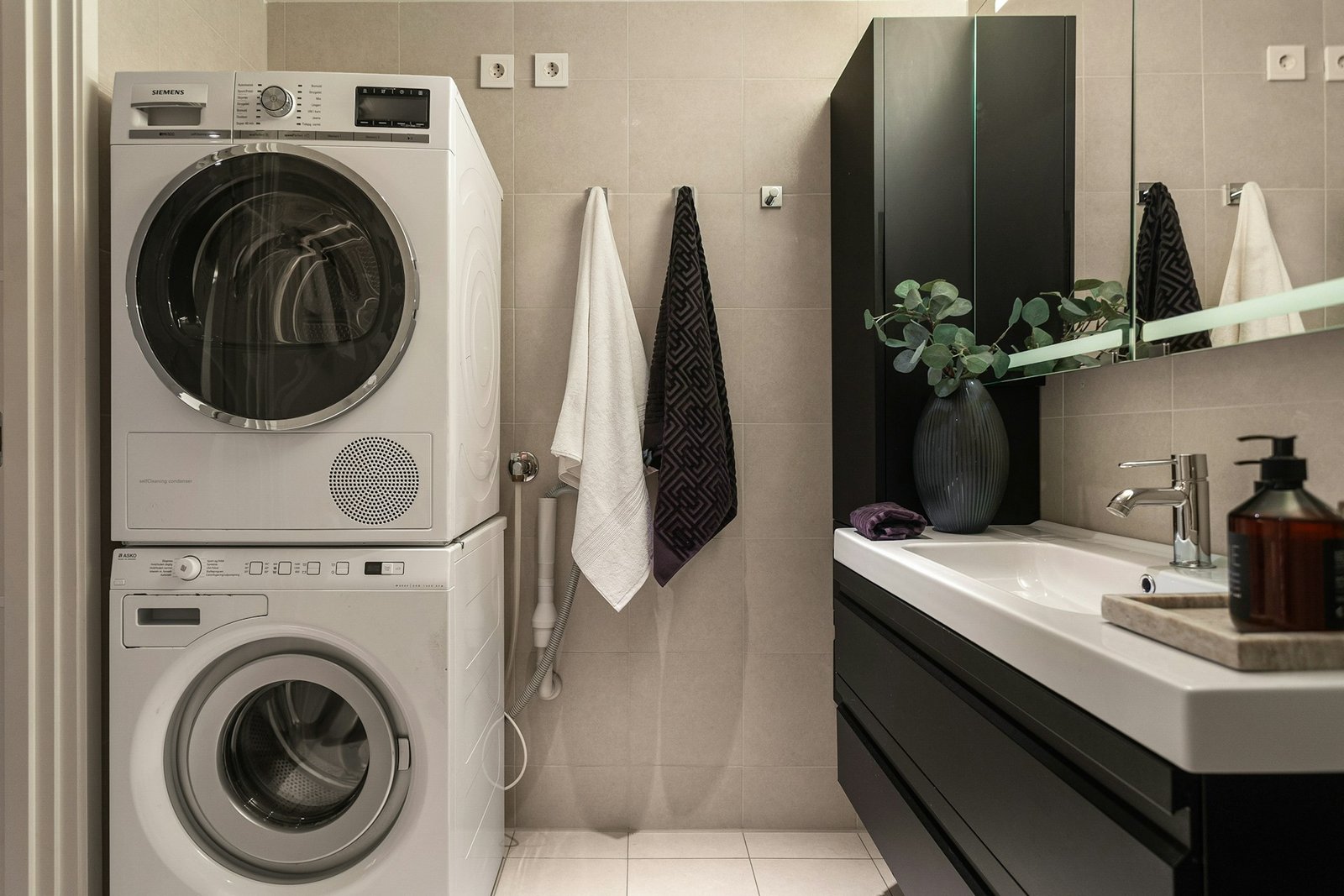 Neue Waschmaschine in einem hellen Hauswirtschaftsraum