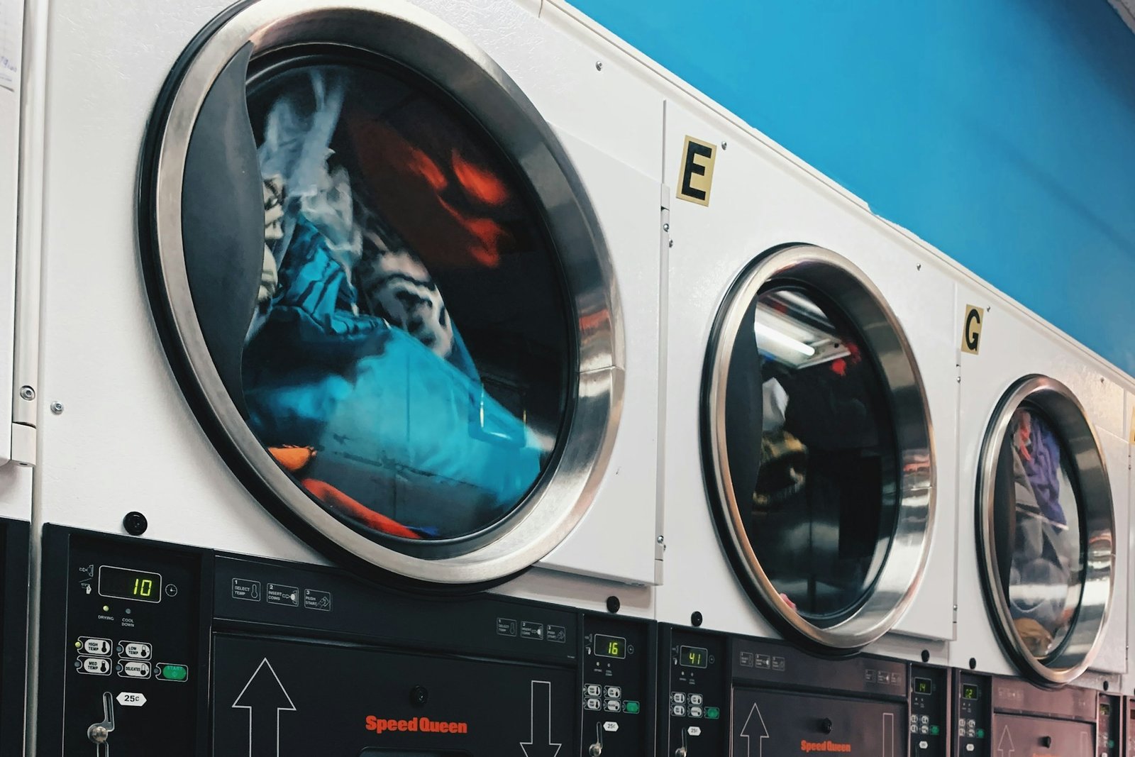 Waschmaschine im Schleudergang auf Fliesenboden