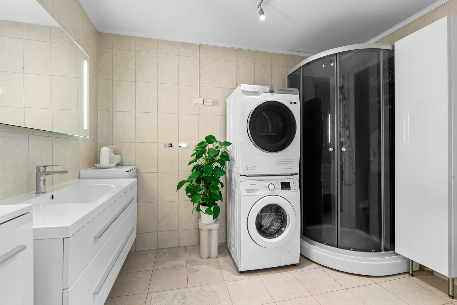 Waschmaschine auf Fliesenboden mit sichtbarem Abstand zur Wand