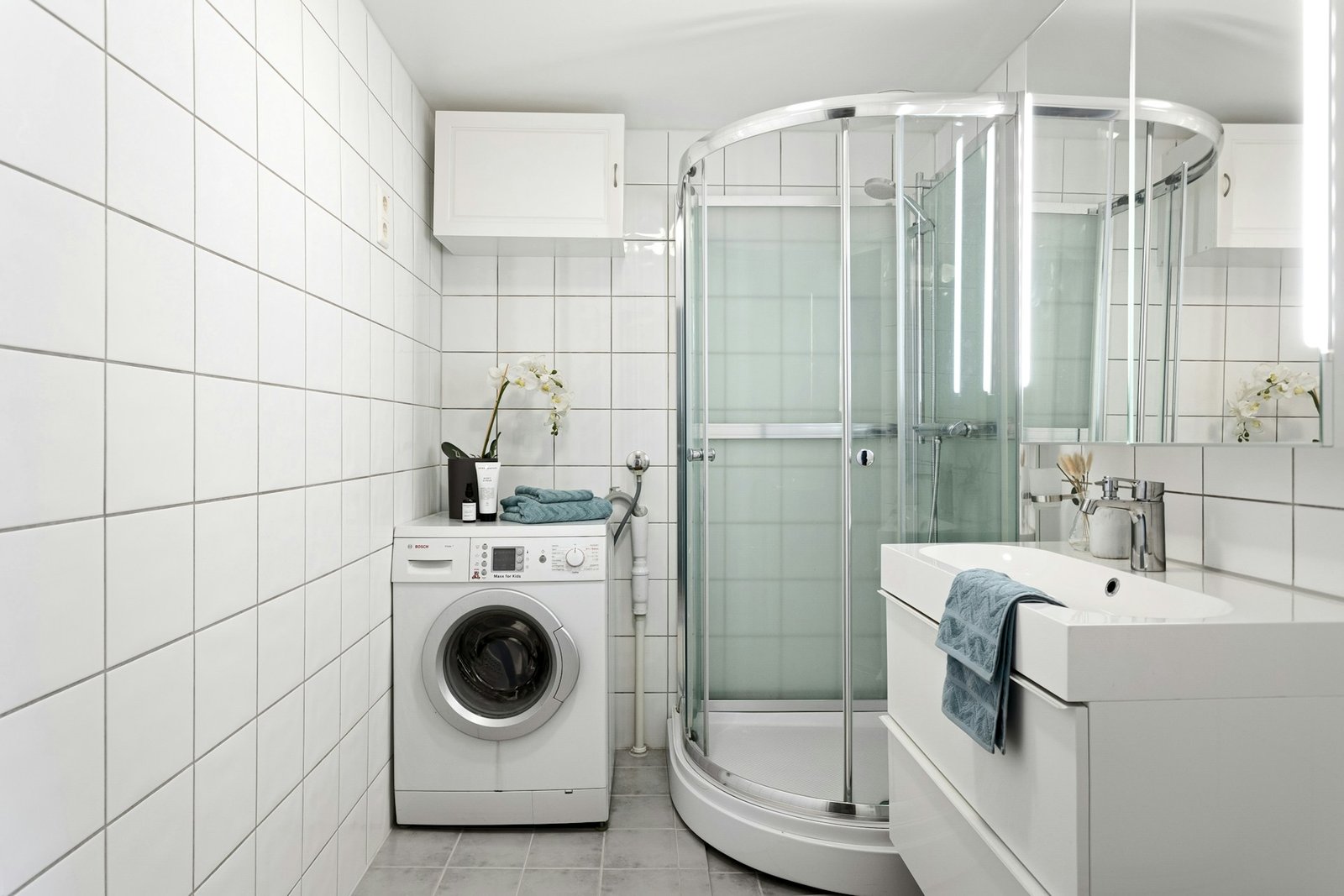 Waschmaschine auf Fliesenboden mit sichtbaren Standfüßen