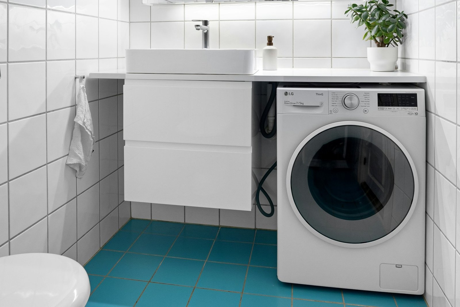 Waschmaschine steht auf glattem Fliesenboden