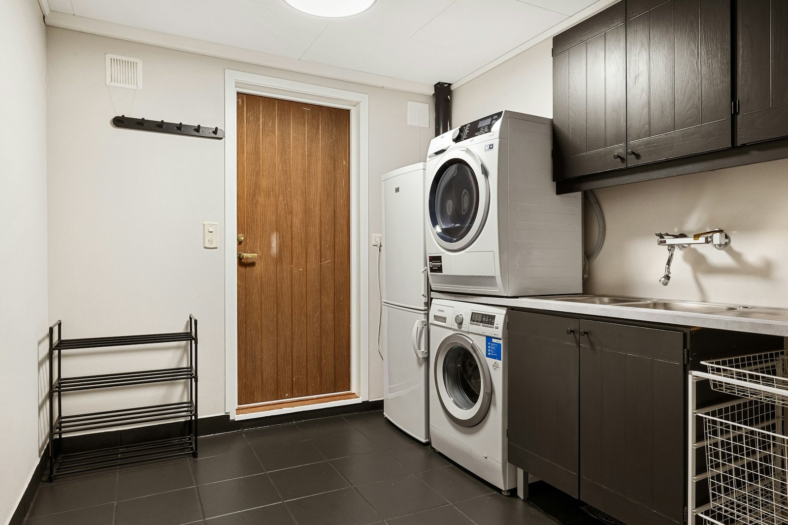 Offene Waschmaschine mit eingelegter Wäsche in einem hellen Raum