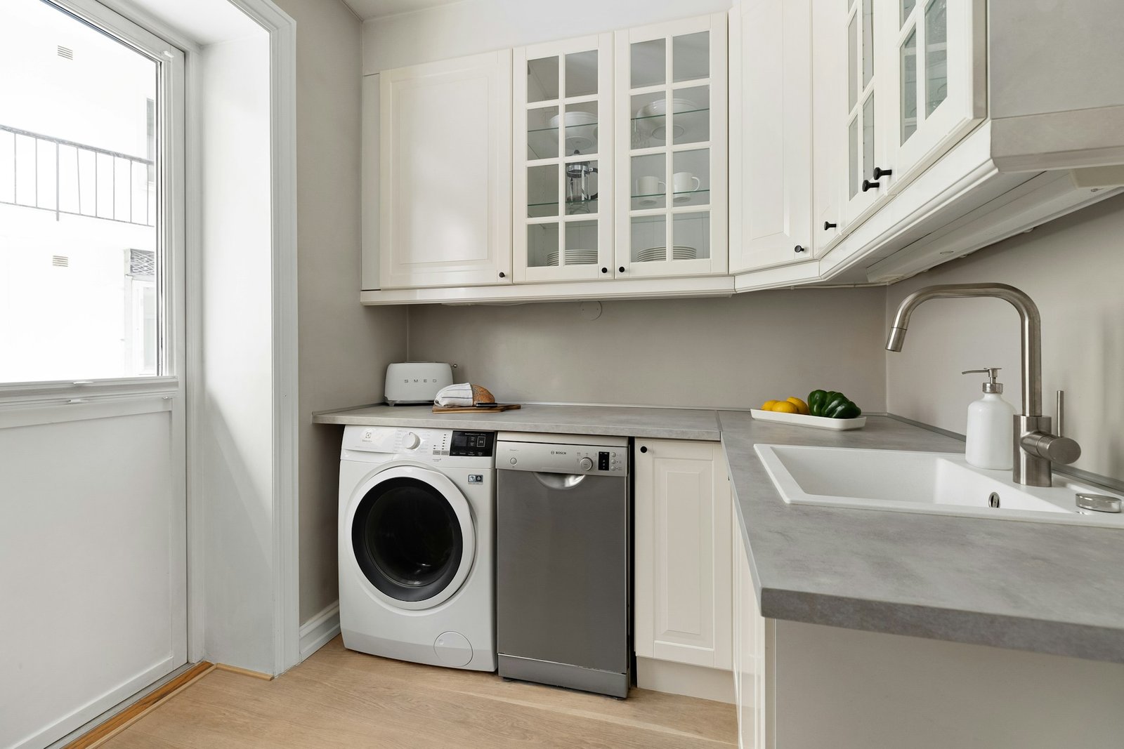 Waschmaschine steht in einem Badezimmer