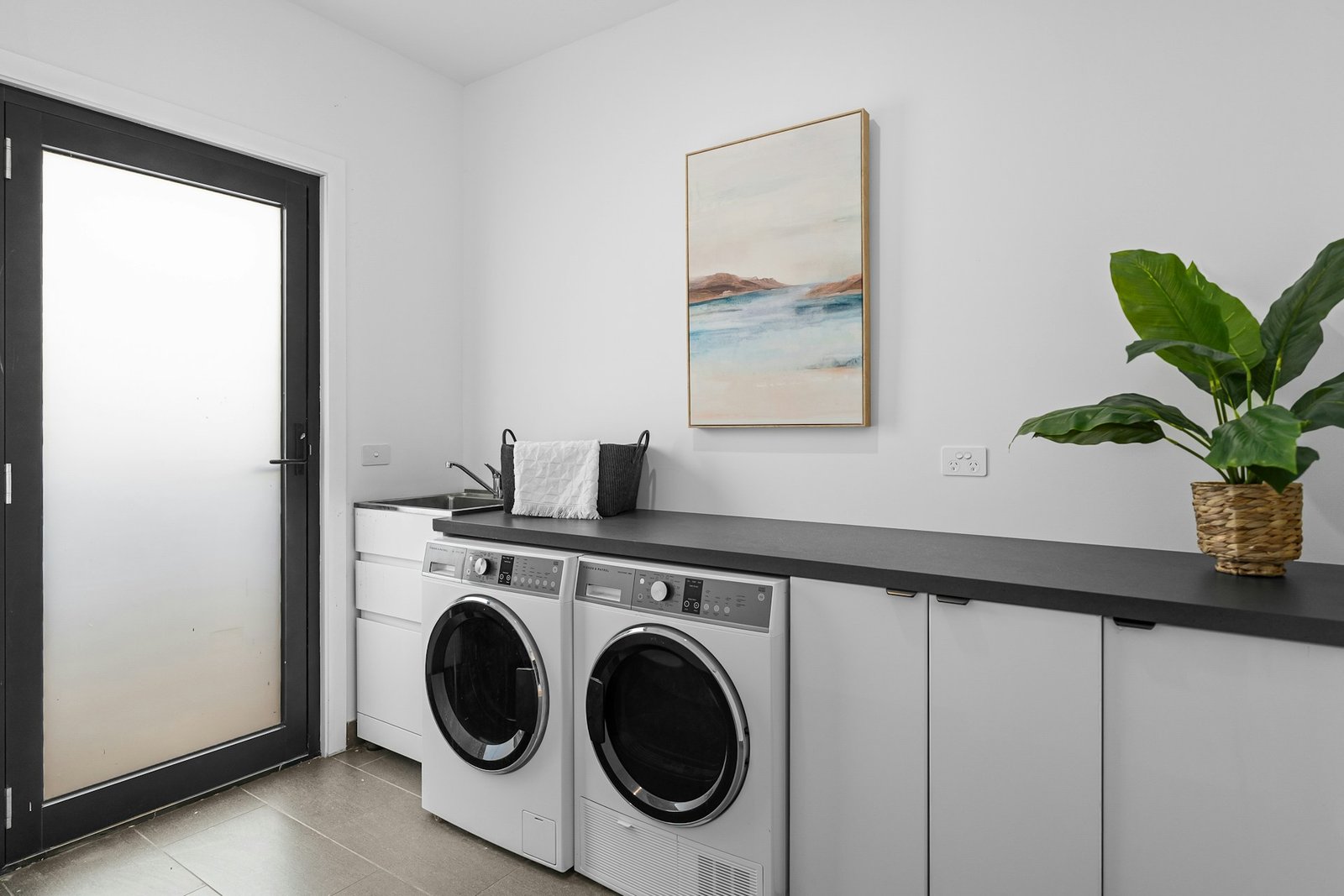 Waschmaschine in einem kleinen Hauswirtschaftsraum