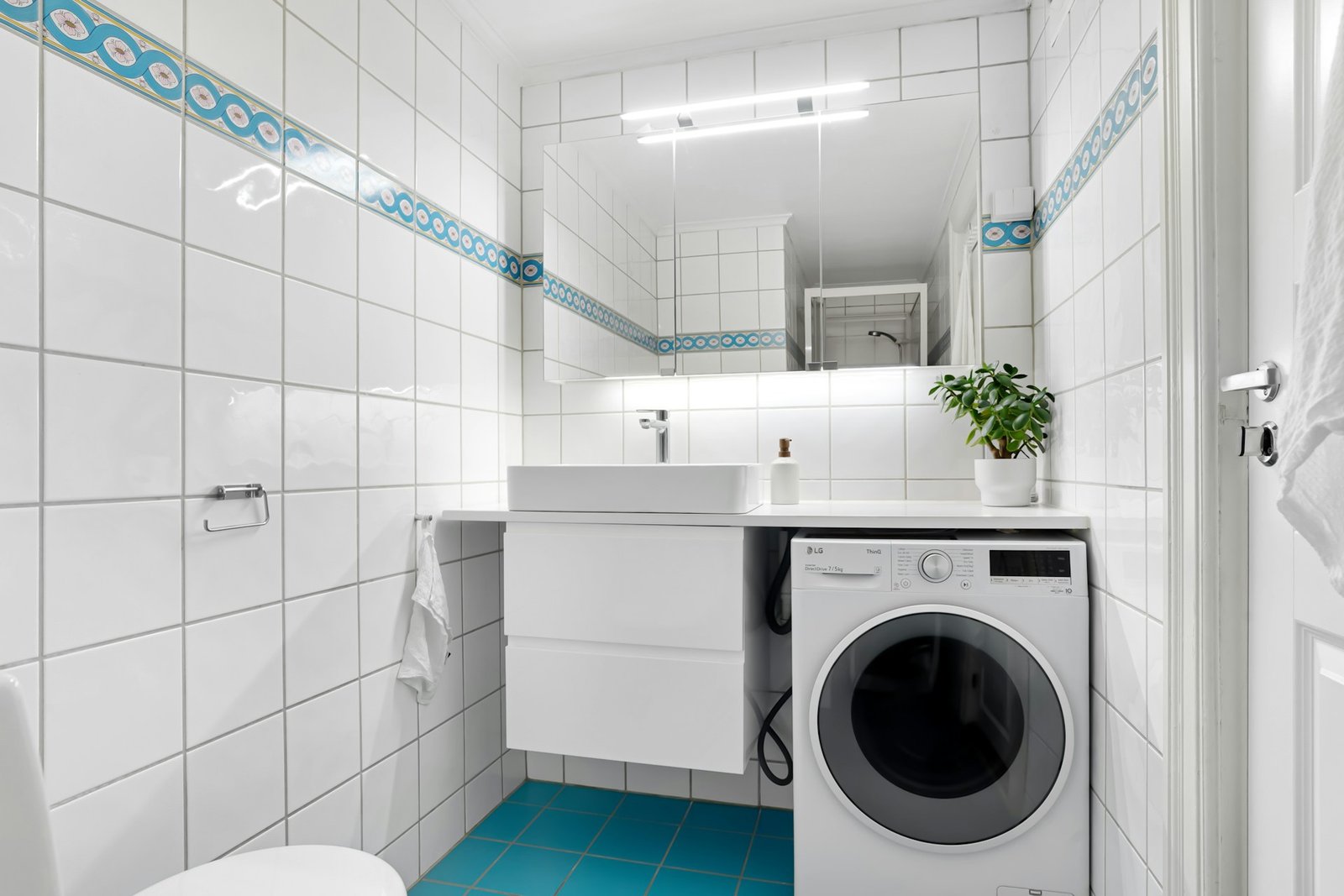 Waschmaschine mit sichtbarem Abstand an einer Ecke auf Fliesenboden