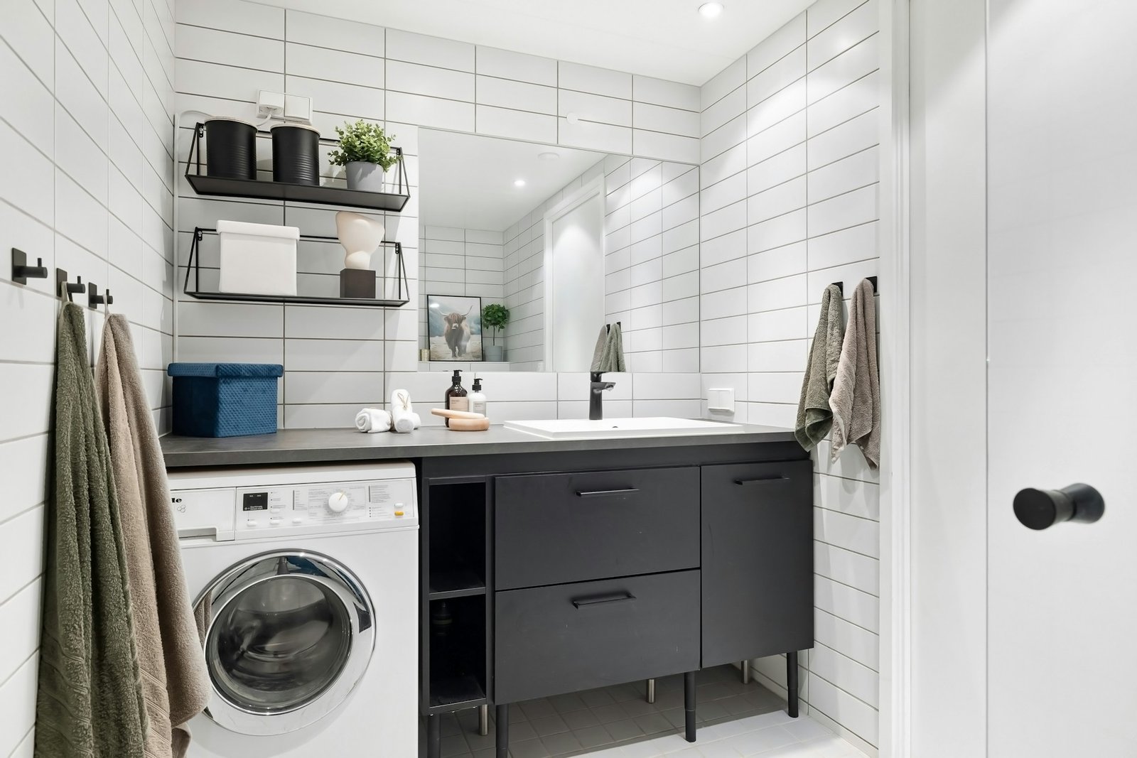 Person legt Wäsche in eine Waschmaschine