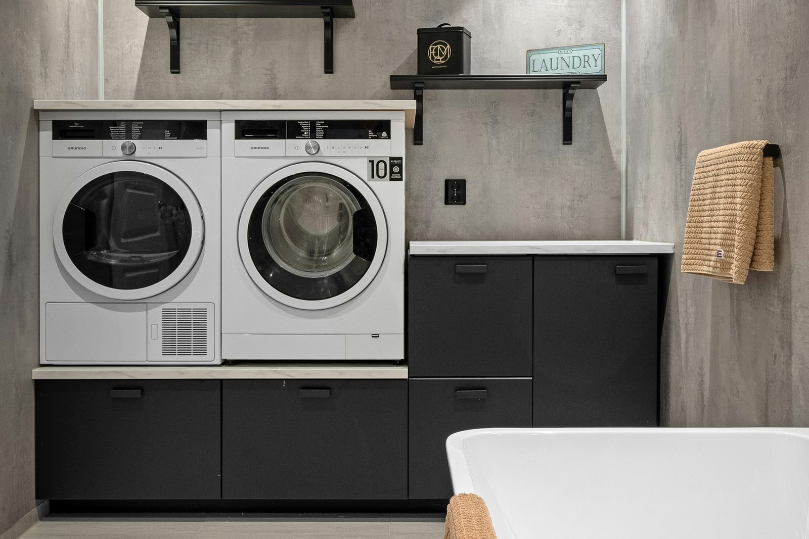 Wasserwaage auf der Oberseite einer Waschmaschine